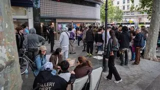 Las colas por los 'Royal Pop' de Swatch x Audemars Piguet vuelven al paseo de Gràcia tras el caos del sábado