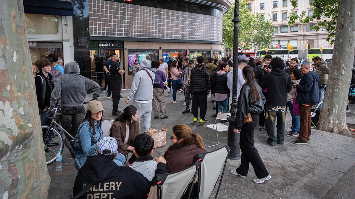Largas colas frente a la tienda de Swatch en paseo de Gràcia de Barcelona
