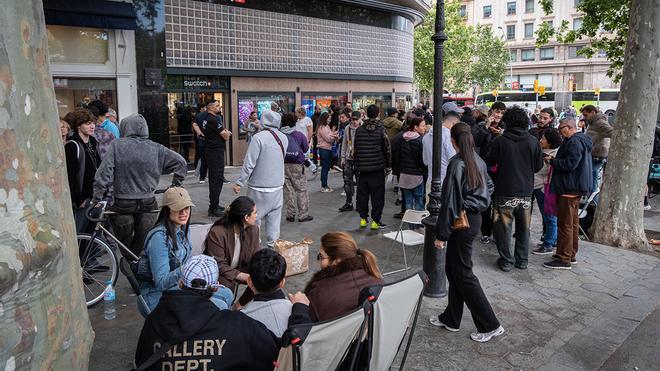 Largas colas frente a la tienda de Swatch en paseo de Gràcia de Barcelona
