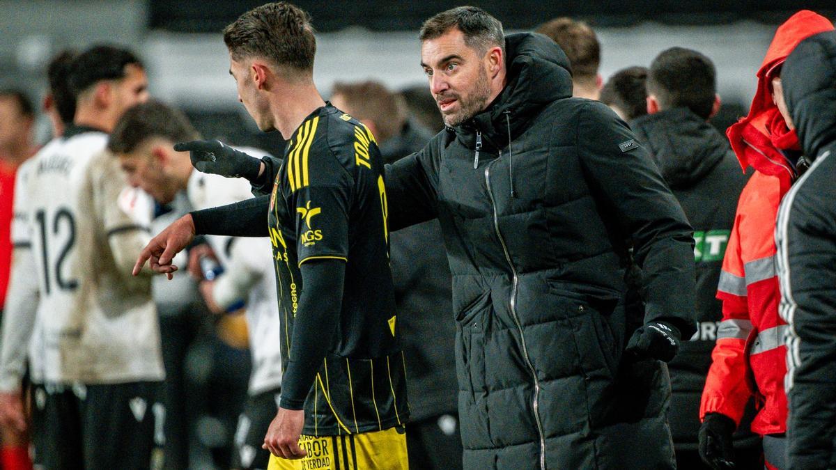 Sellés, dando instrucciones a Toni Moya en el duelo ante el Burgos
