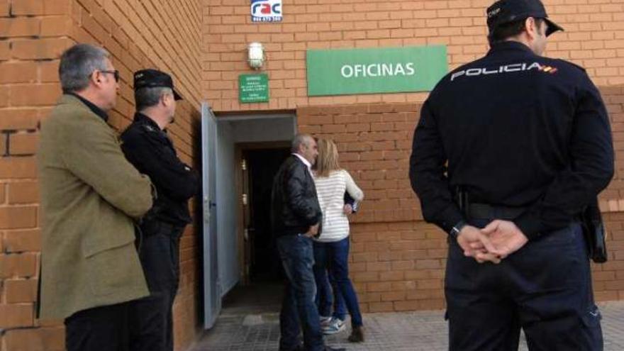 La Policía, durante una de sus visitas al Martínez Valero para esclarecer los hechos.