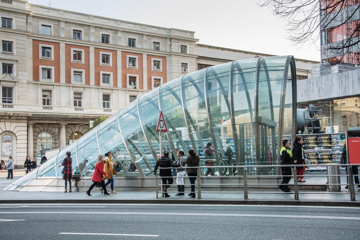 Entrada del Metro de Bilbao, diseñada por Norman Foster
