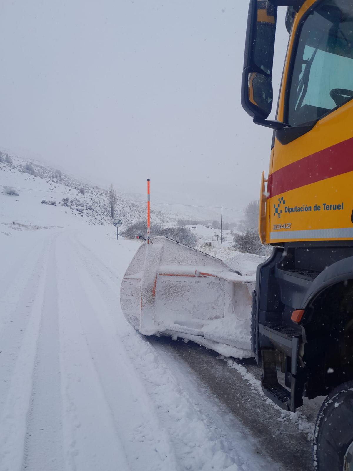 Una quitanieves actúa en la TE-68 este miércoles en Guadalaviar