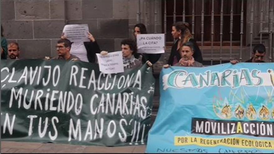 Huelguistas de 'Canarias se agota' frente a la casa del presidente en un escrache de la semana pasada