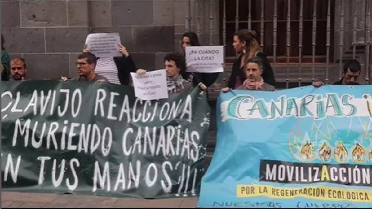 Huelguistas de 'Canarias se agota' frente a la casa del presidente en un escrache de la semana pasada