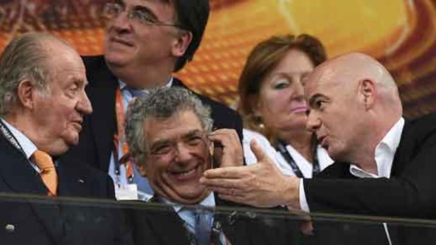 El Rey, con Villar e Infantino.