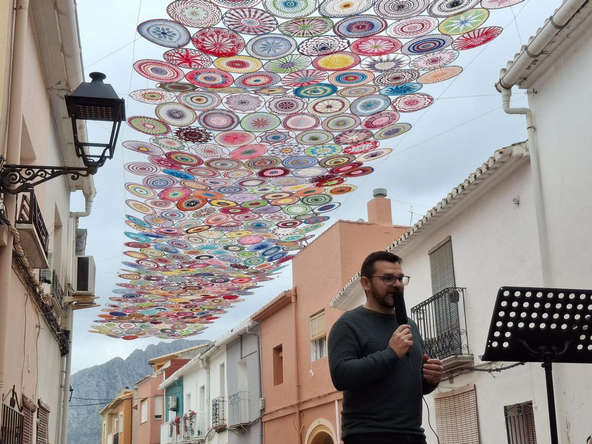 Las mujeres transforman Els Poblets: 1.400 mandalas se entrelazan sobre el Carrer Major (imágenes)