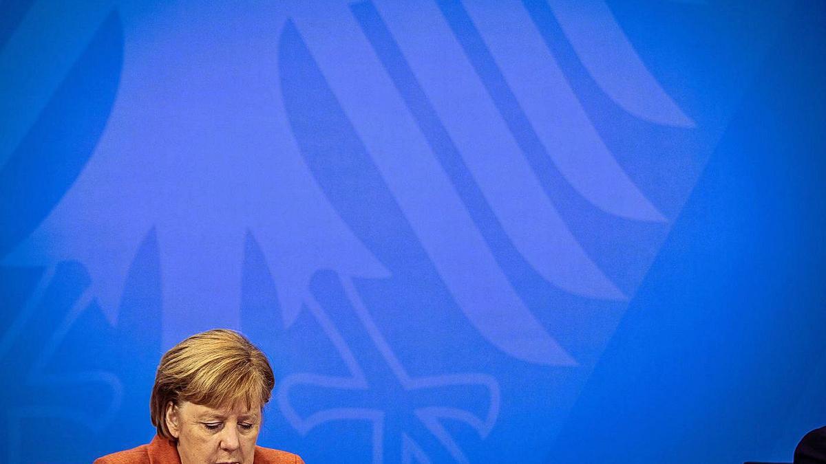 La canciller Angela Merkel no ocultó su aflicción ayer al comunicar el endurecimiento de las medidas anticovid.  | | R. KEUENHOF / EFE