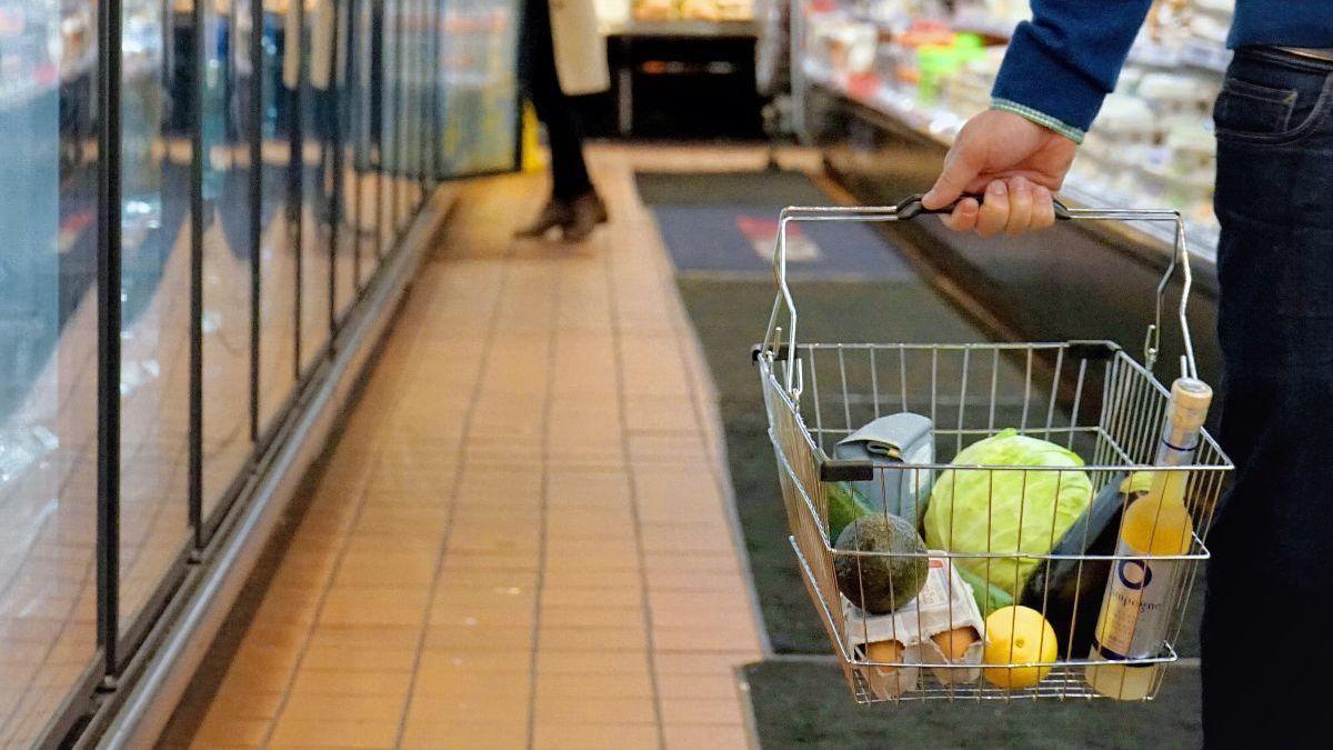 Una persona fa la compra a un supermercat