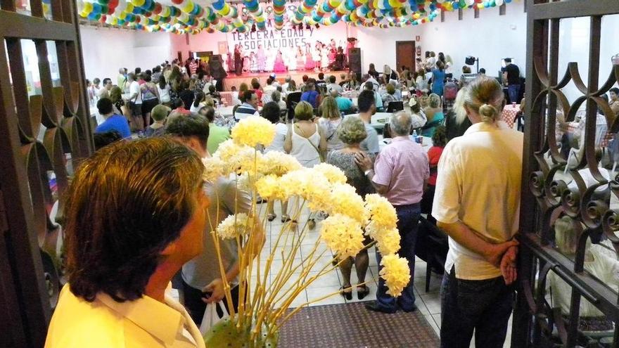 Interior de uno de los múltiples recintos donde asociaciones y colectivos ofrecen actividades durante la tradicional Feria de San Miguel en Torremolinos.