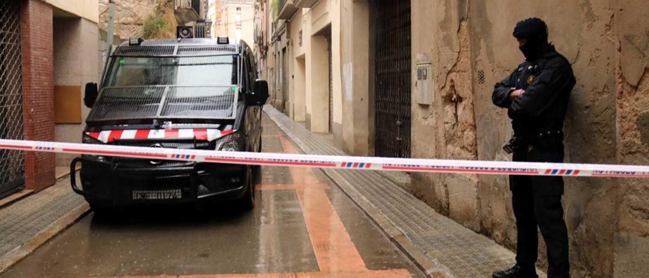 Operativo de los Mossos en la calle de Igualada donde reside el detenido.