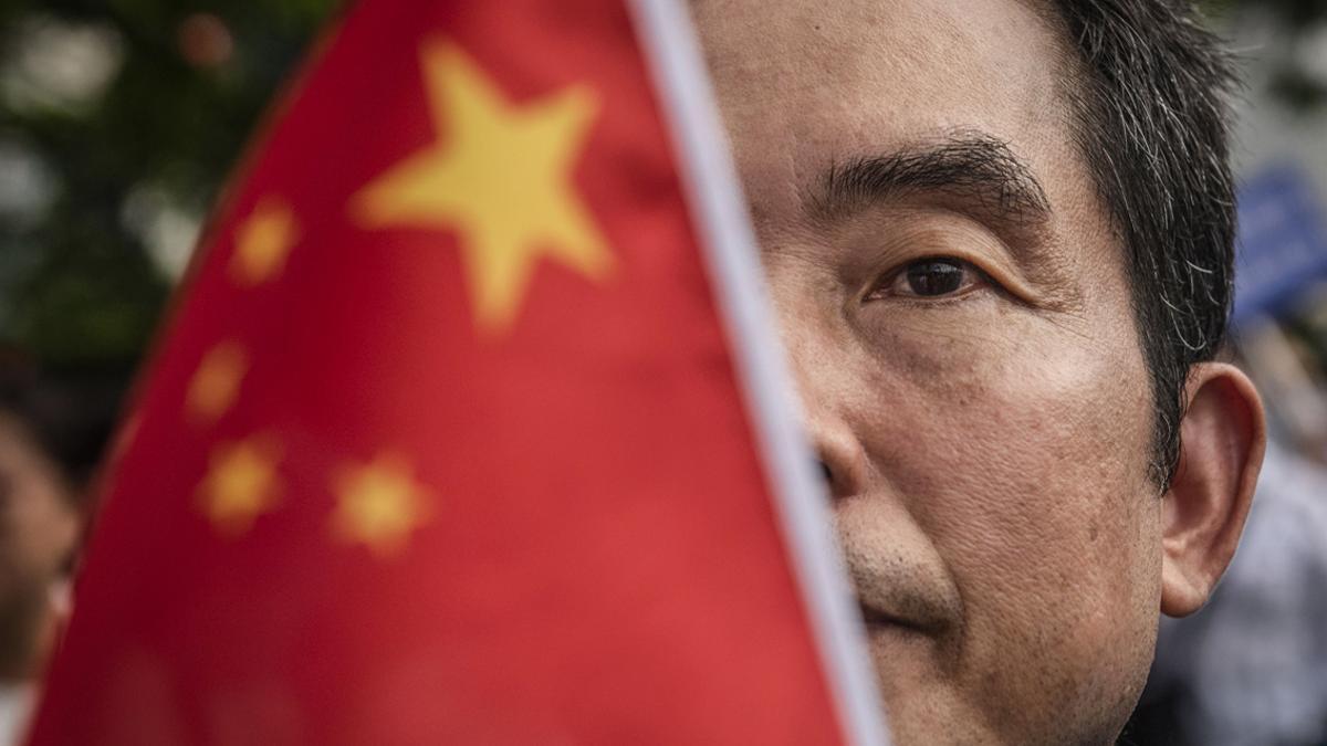 Un ciudadano chino con la bandera de su país en una imagen de archivo