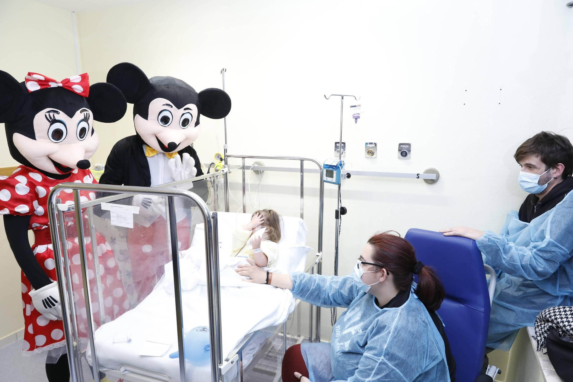 Así fue la visita de Mickey y Minnie Mouse al Hospital de Cabueñes (en imágenes)
