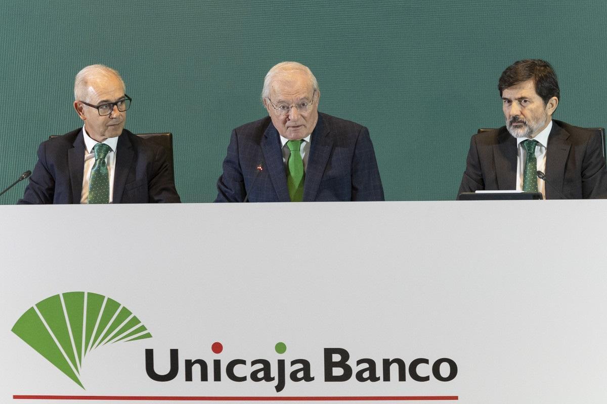 Isidro Rubiales, Manuel Azuaga, y Vicente Orti, vicesecretario no consejero del consejo de administración de Unicaja Banco..