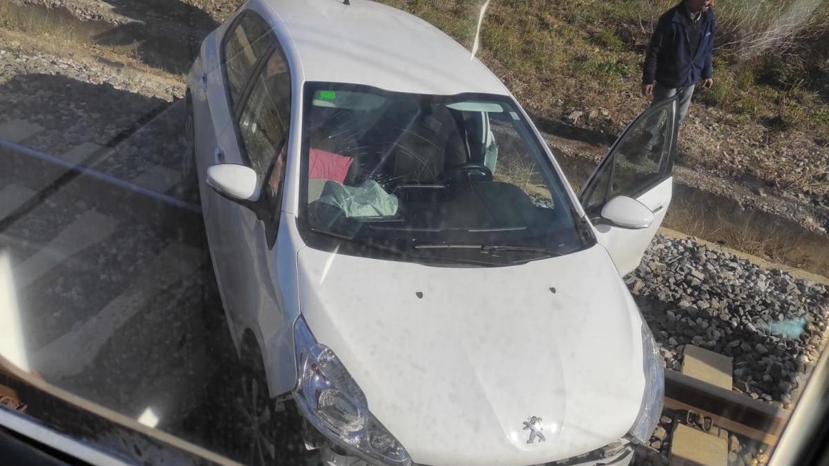 El vehicle encastat a les vies del tren a Sant Miquel de Fluvià,