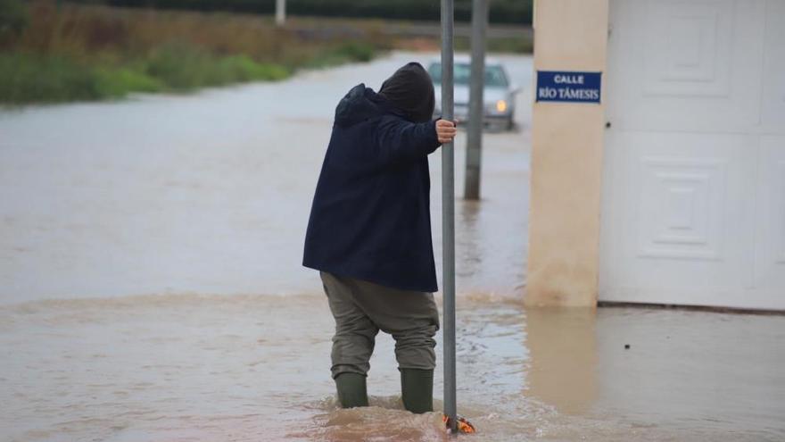 Inundaciones en Torrevieja: Una tromba de 100 litros por metro cuadrado anega la ciudad