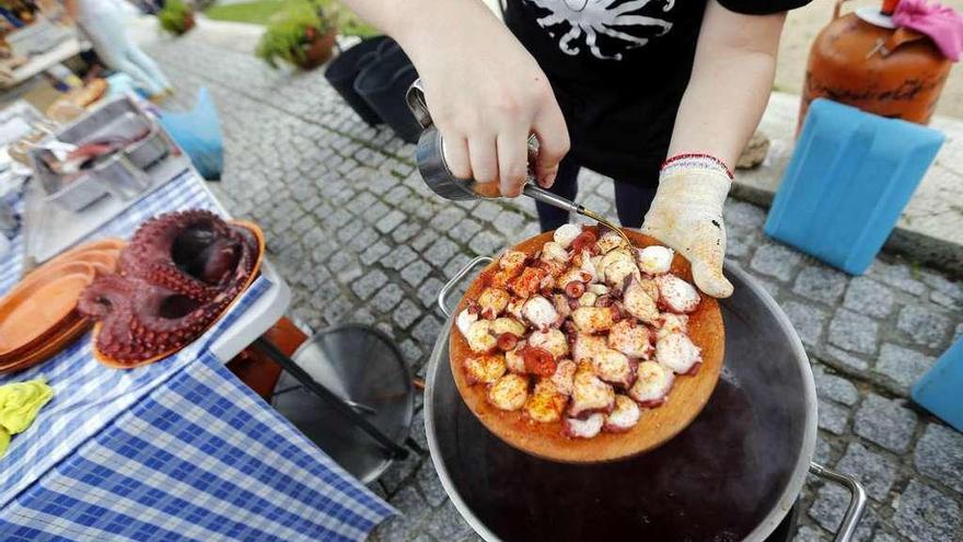 Una pulpeira prepara una ración durante una feria.