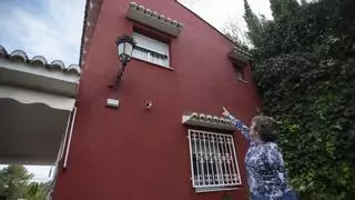 "Veíamos la tele y oímos ruidos. Entraron por la ventana y cogieron el joyero"