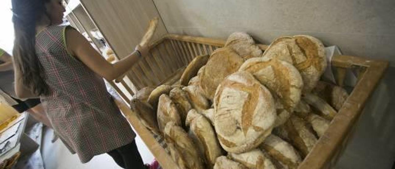 Unos clientes adquieren unas barras de la panadería.