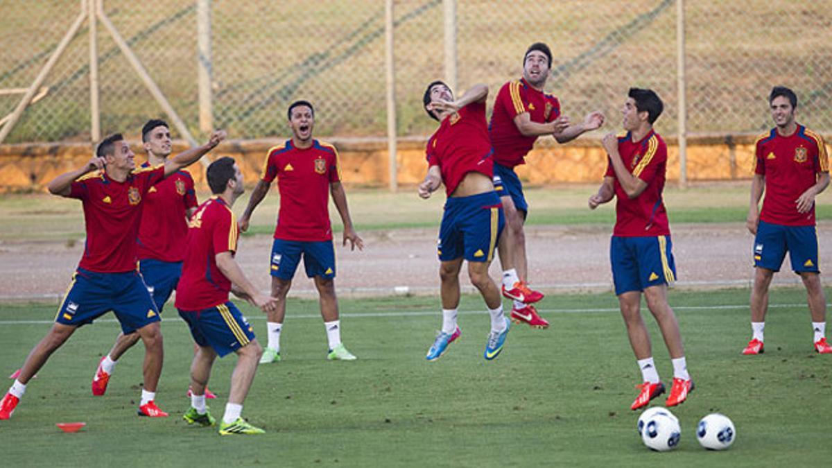 Los jugadores de la selección sub-21, este lunes, durante un entrenamiento en Kfar Saba (Israel)