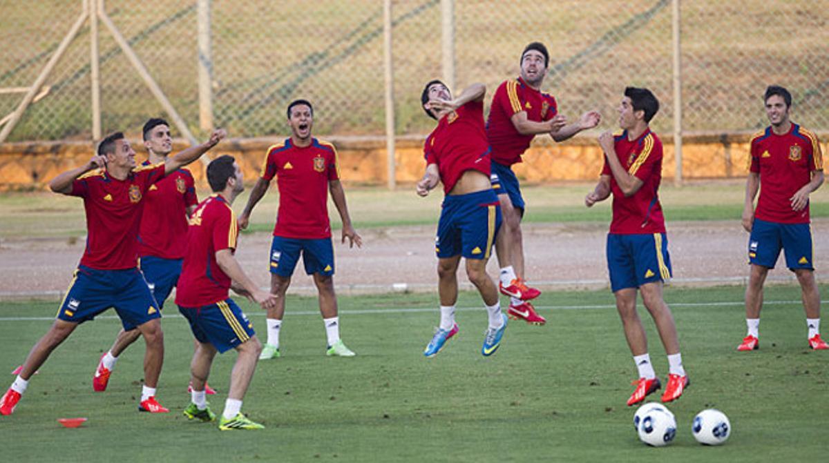 Els jugadors de la selecció sub-21, aquest dilluns, durant un entrenament a Kfar Saba (Israel).