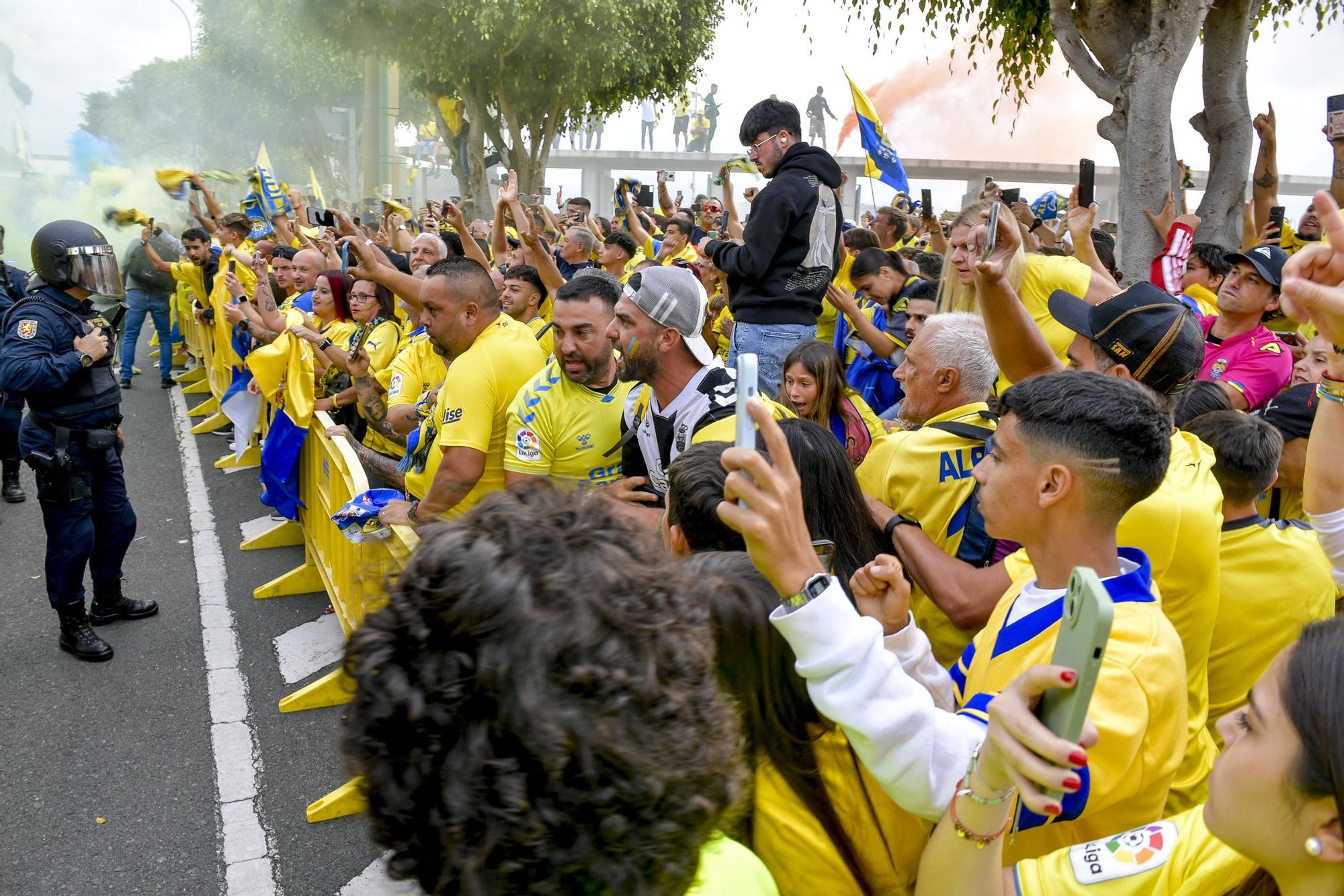 La afición recibe a la guagua de la UD Las Palmas en Fondos de Segura