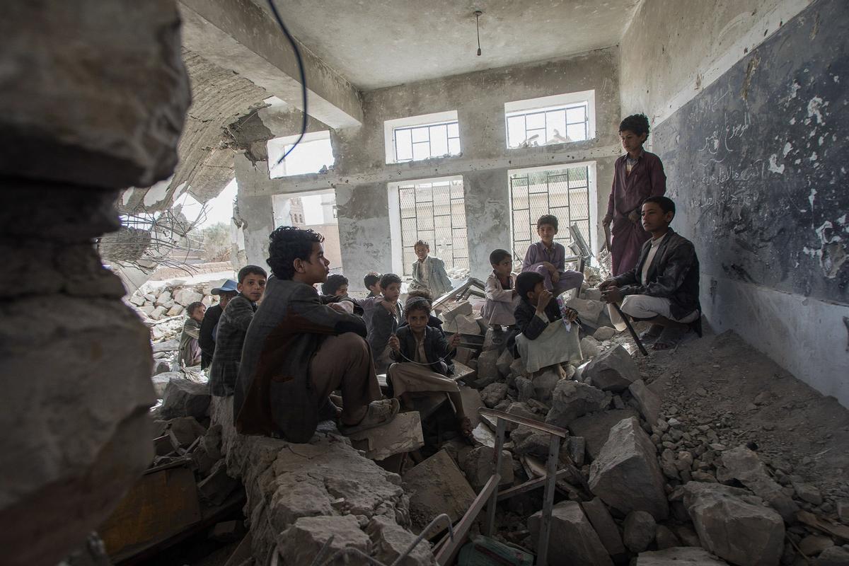 Unos niños en su antigua aula destruida por un ataque aéreo en junio de 2015. Yemen, abril de 2017.