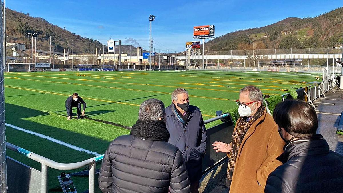 Aníbal Vázquez conversa con Luis María García, con el nuevo césped al fondo.