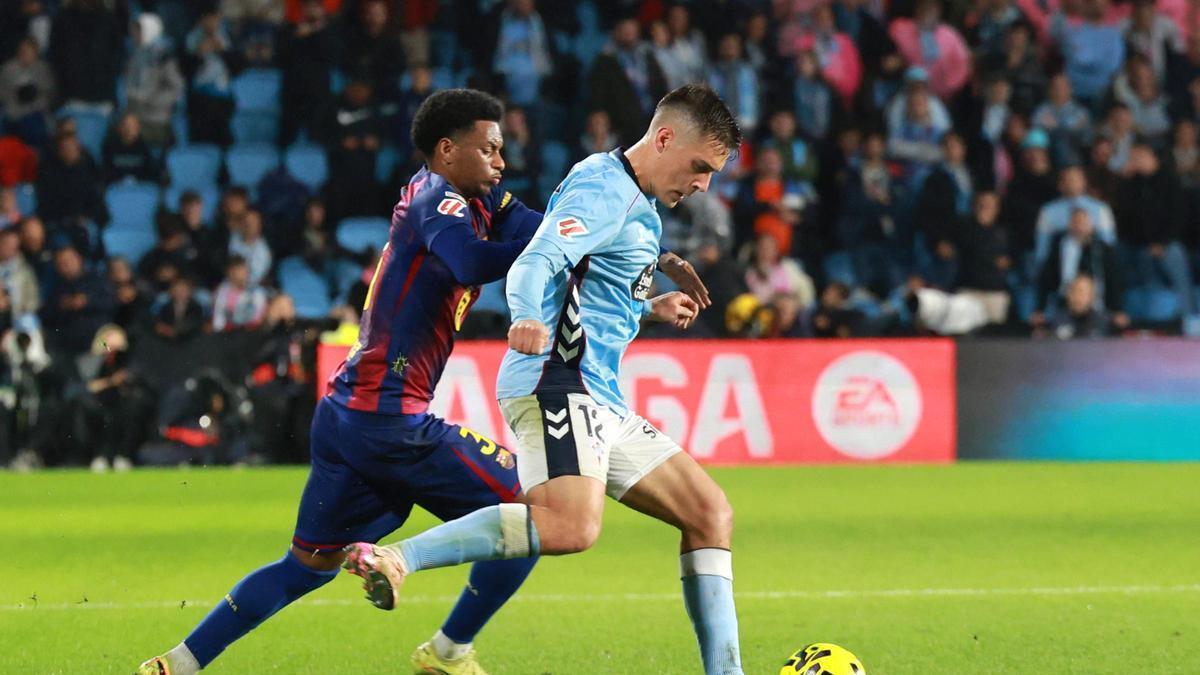 Manu Fernández conduce la pelota perseguido por el azulgrana Balde,