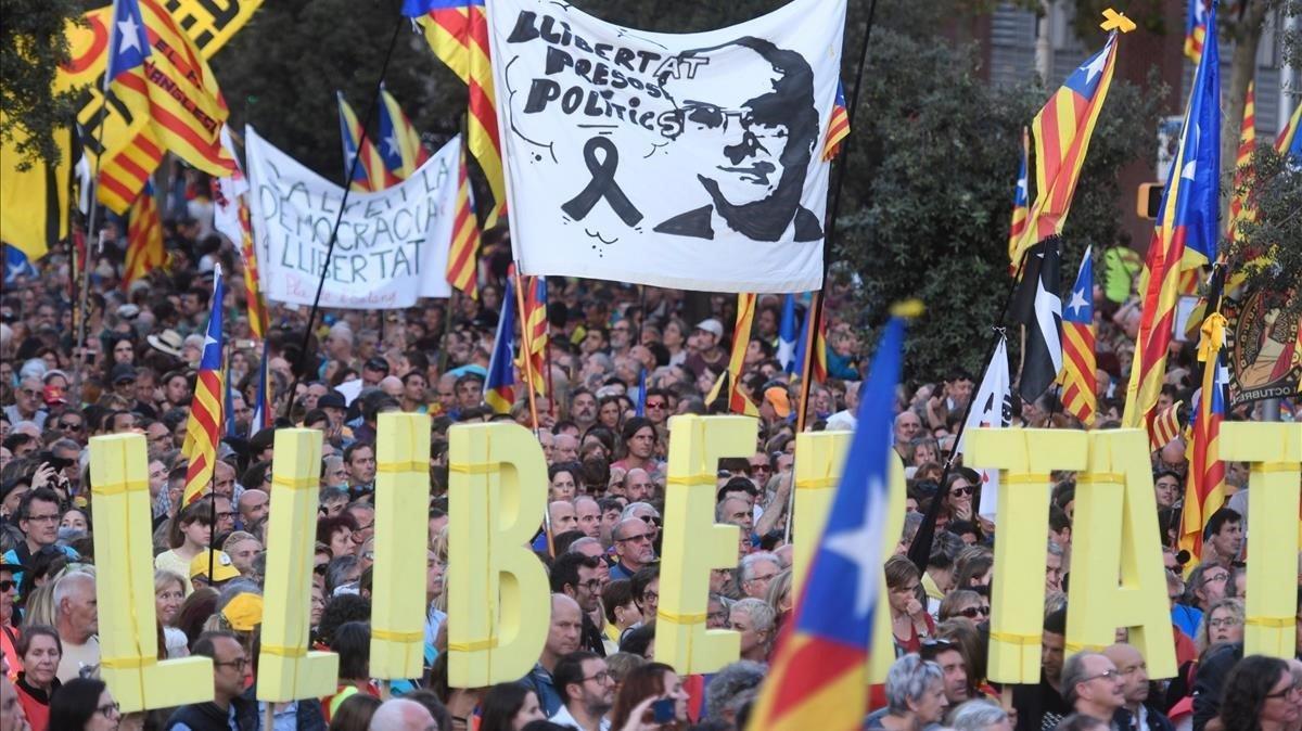 Manifestación independentista en Barcelona en rechazo a la sentencia del 1-O y para pedir la libertad de los presos, el 26 de octubre de 2019.