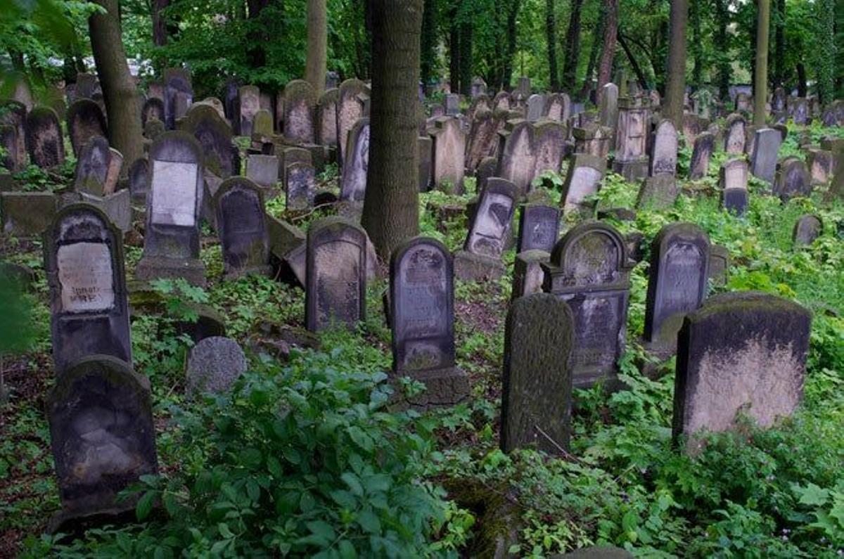 Las lápidas se amontonan en uno de los cementerios judíos.