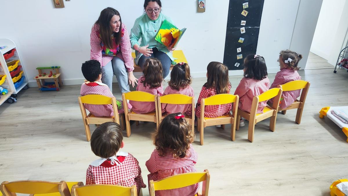 Los pequeños de una de las aulas, durante una actividad con lectura de cuentos.