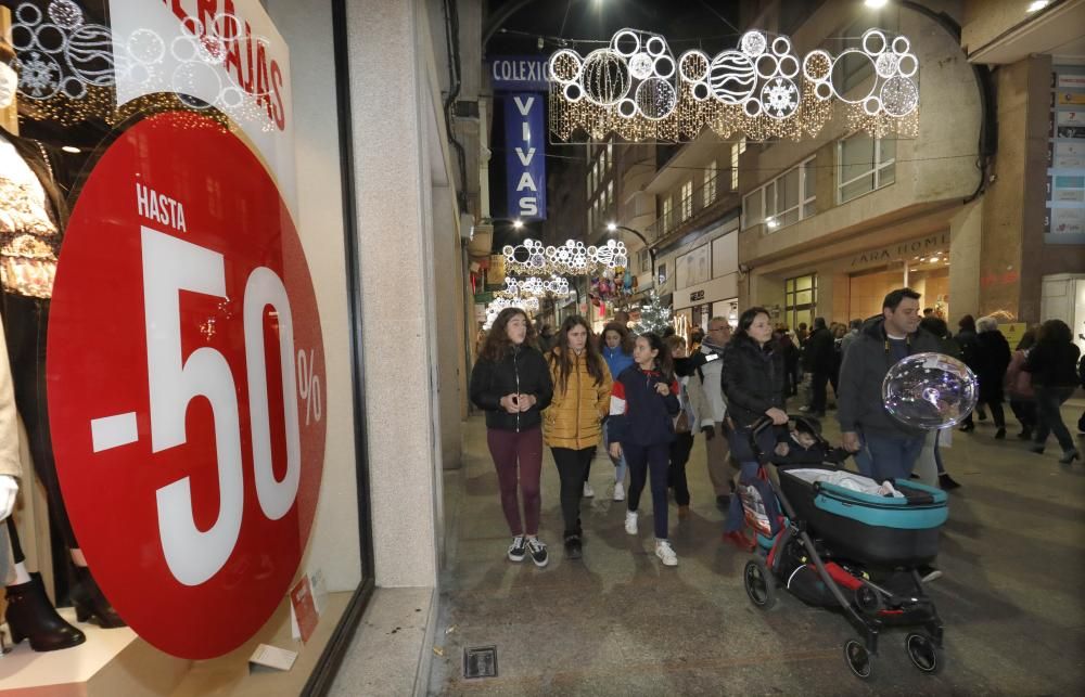 Las rebajas y las compras de Reyes Magos: el centro de Vigo, a reventar.