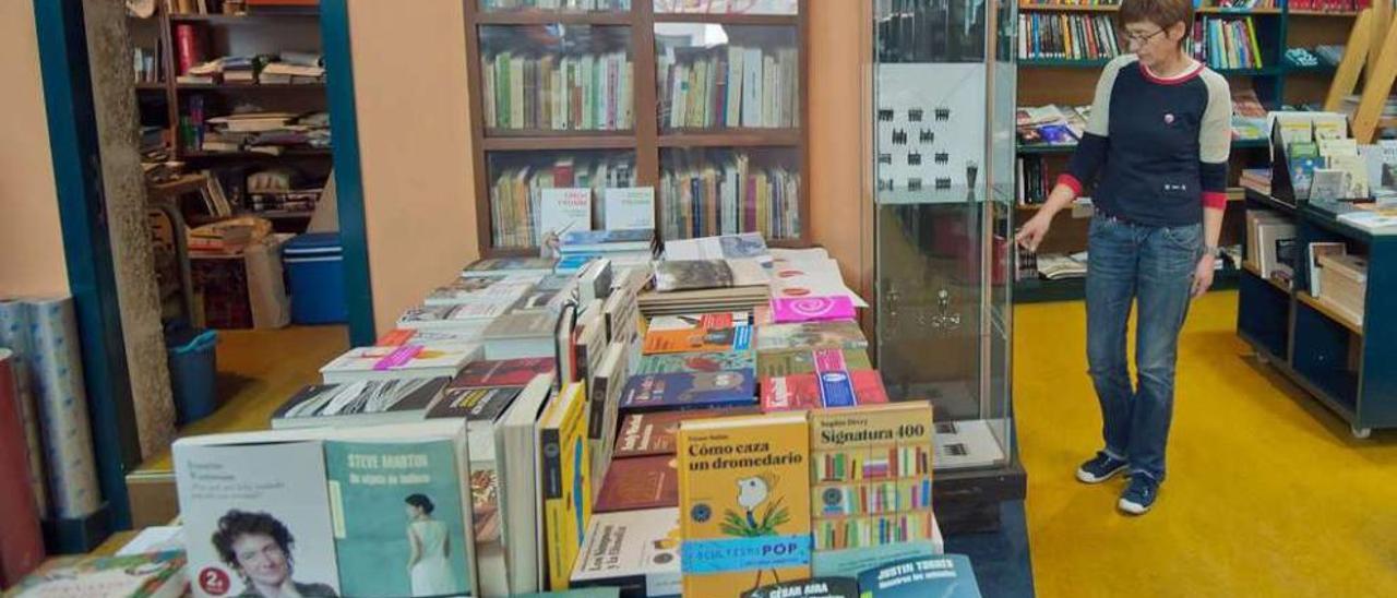 Una mujer, observando uno de los estantes de una librería de Vigo. // Eli Regueira