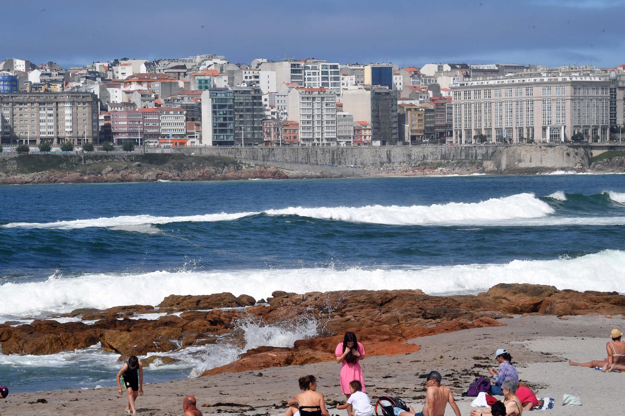 El fuerte oleaje obliga a suspender la primera jornada de la competición de traineras en la Bandeira Cidade da Coruña