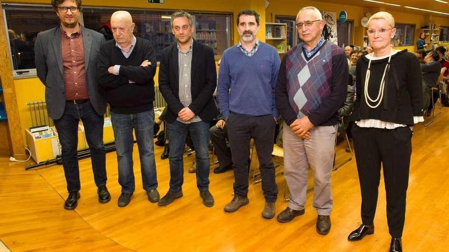 Alberto Lema, Xosé Luís Méndez Ferrín, Xulio Ferreiro, Fernando de Paz, Francisco Fernández Rei e Rosa López Fernández, onte, na presentación do número 106 da revista &#039;A Trabe de Ouro&#039;, en A Coruña.