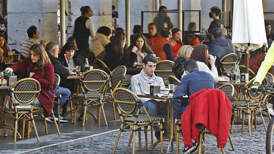 Terrasses plenes a la plaça Independència de Girona, fa unes setmanes