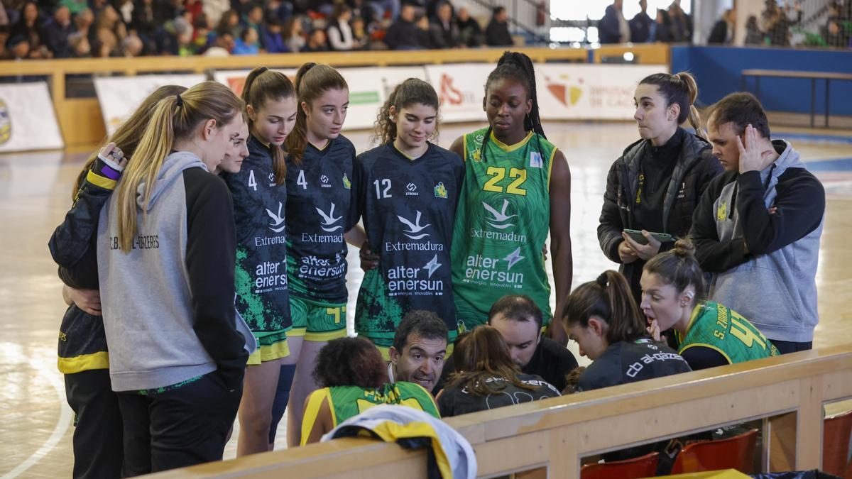 Las jugadoras del Al-Qázeres atienden las explicaciones de Jesús Sánchez durante un tiempo muerto.