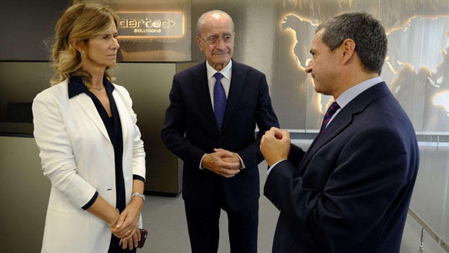 Cristina Garmendia, Francisco de la Torre y Antonio Gómez-Guillamón, ayer en la empresa Aertec.