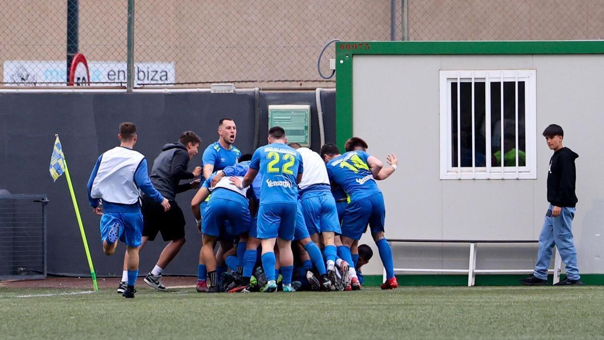 Los jugadores del Inter Ibiza celebran uno de los goles