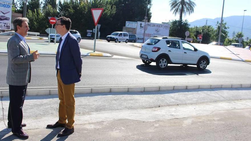 Fernández Lladó junto a Ballesta durante la inauguración ayer de la nueva rotonda del Cruce de los Cuatro Caminosde Beniaján.