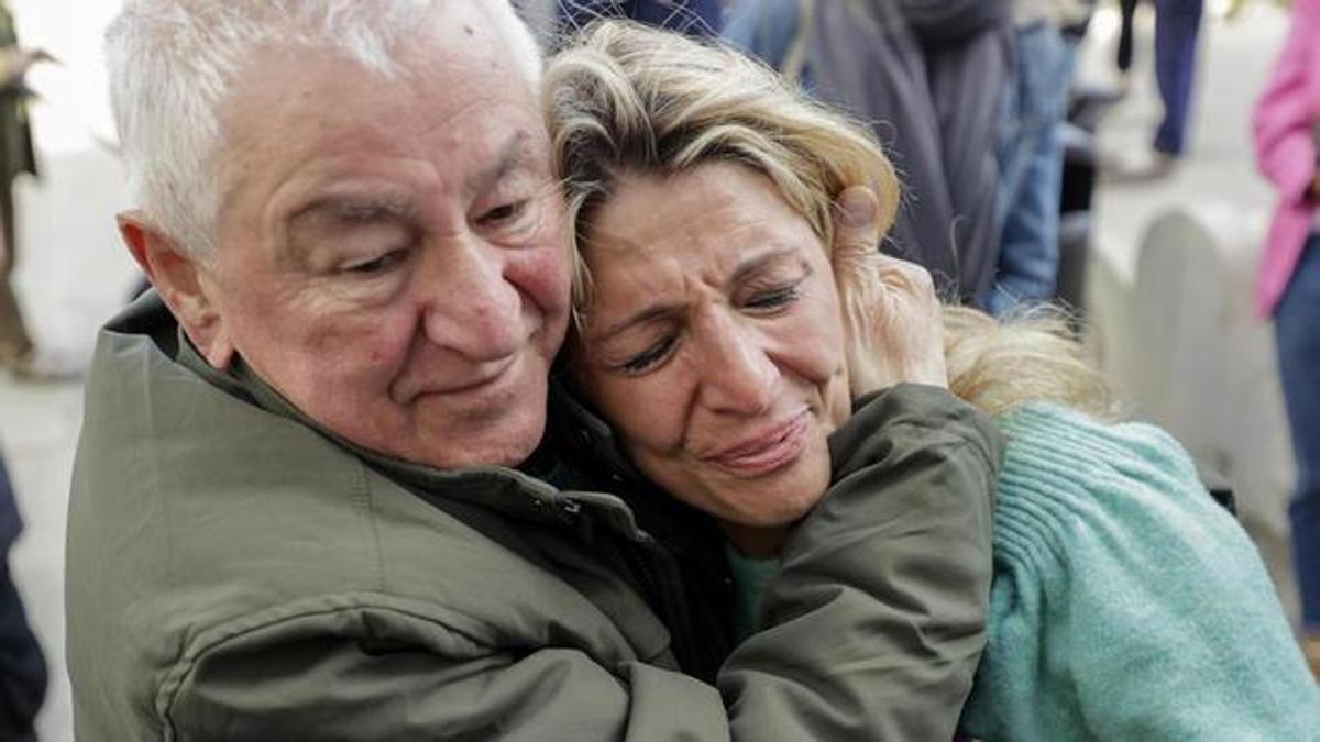 Yolanda Díaz abraza, muy emocionada, a su padre, Suso Díaz, en un acto de campaña de Sumar en A Coruña.