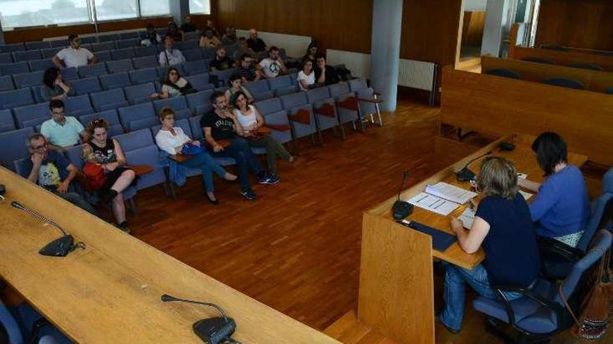 Reunión con hosteleros, ayer en el salón de plenos. // G.Núñez