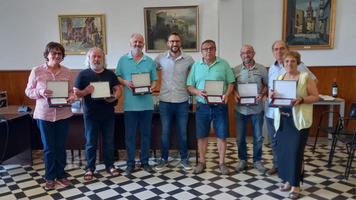 Els homenatjats amb l&#039;alcalde, Enric Forcada