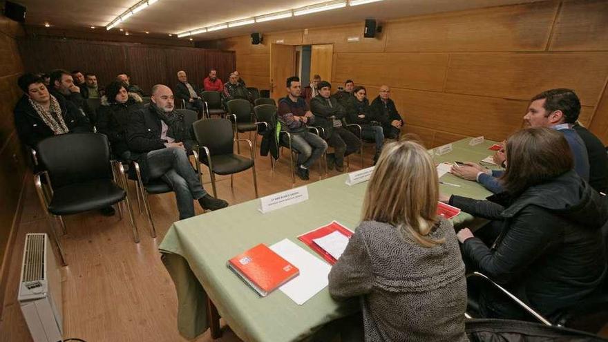 Políticos locales y mueblistas, en la última reunión acerca de la Feira do Moble de Galicia. // Bernabé / C.M.V.