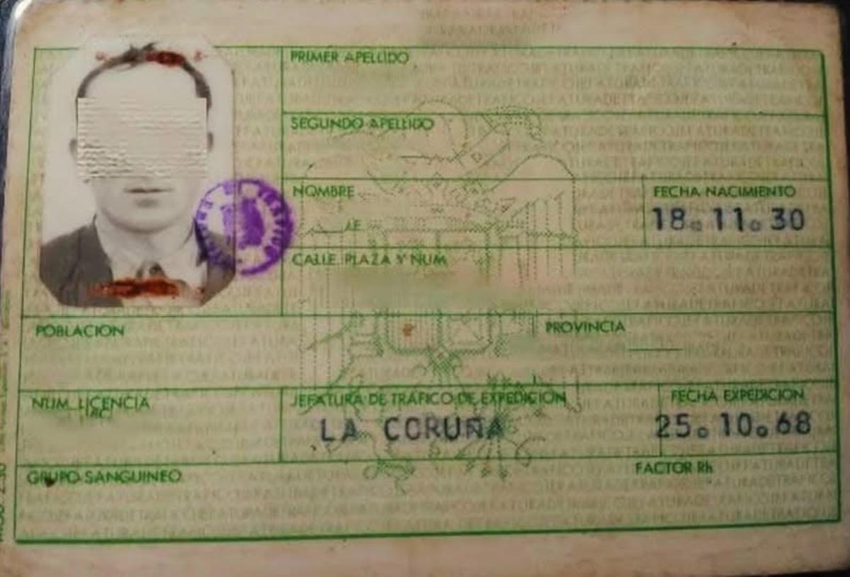 El identificado presentó una licencia de ciclomotor expedida en 1975