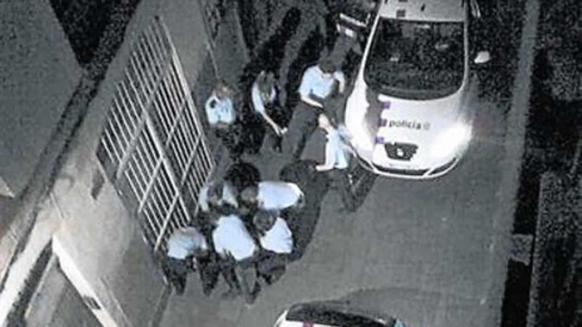 Imagen de la reducción policial a Benítez, tomada por unos vecinos.