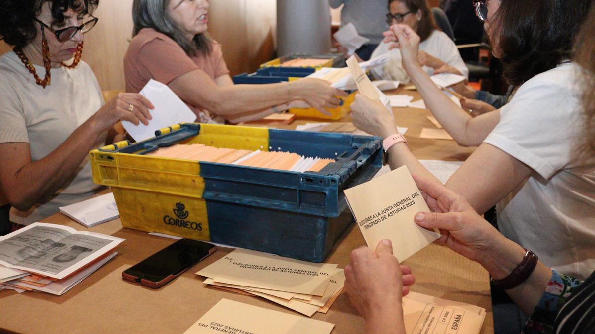 Recuento de votos del exterior en las pasadas elecciones autonómicas.