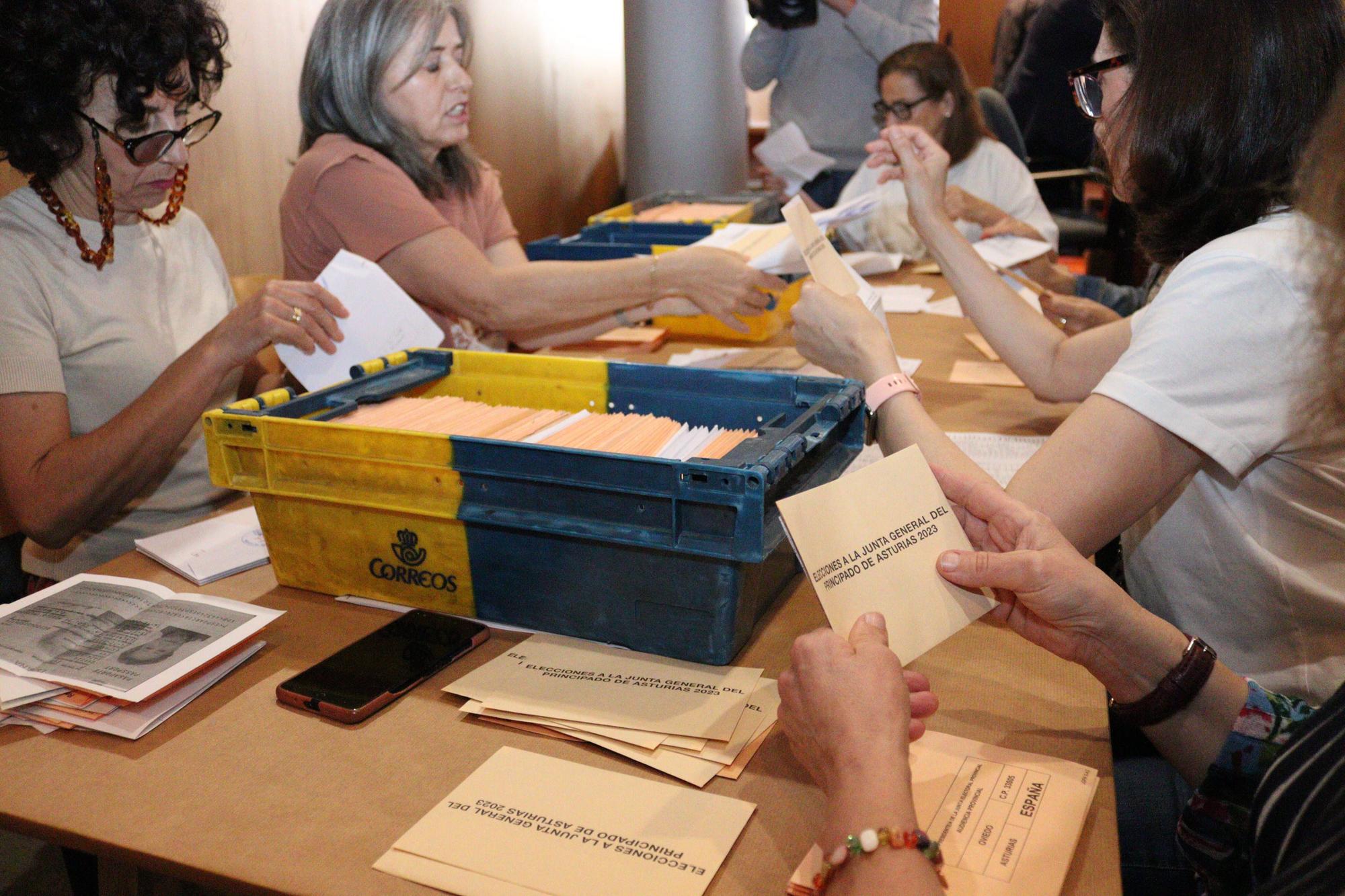 En imágenes: Así es el recuento del voto exterior en la Junta Electoral
