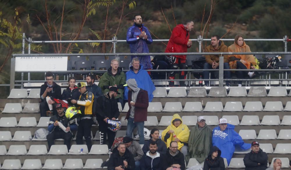 Más de 170.000 valientes desafían a la lluvia en Cheste